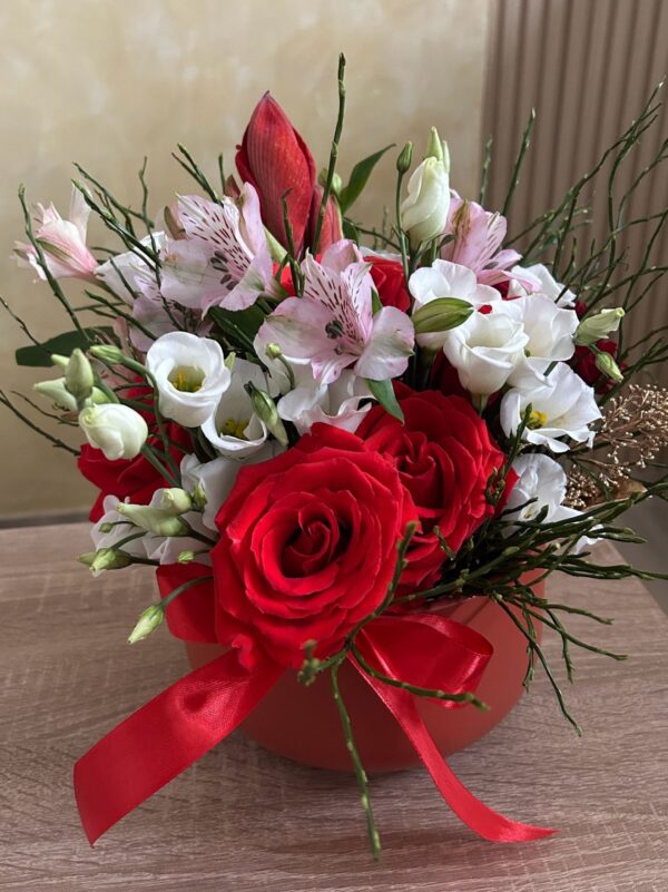 Aranjament floral cu trandafiri roșii, lisianthus și alstroemeria