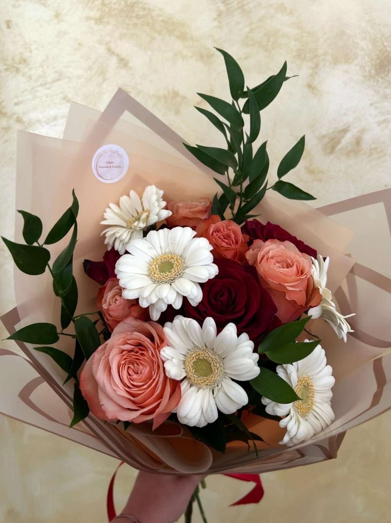 Buchet cu gerbera albă și trandafiri roșii