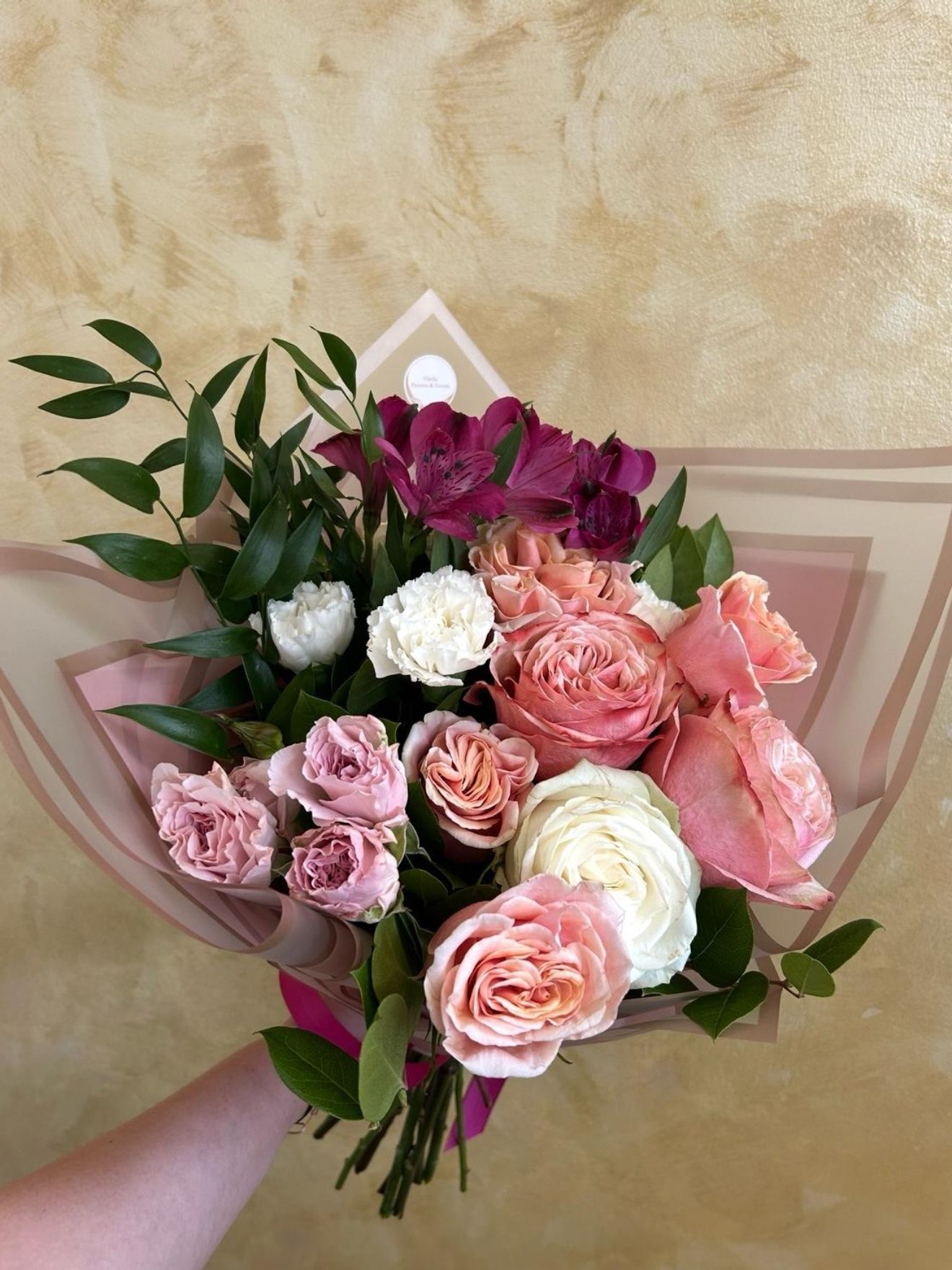 Buchet cu trandafiri roz și alstroemeria