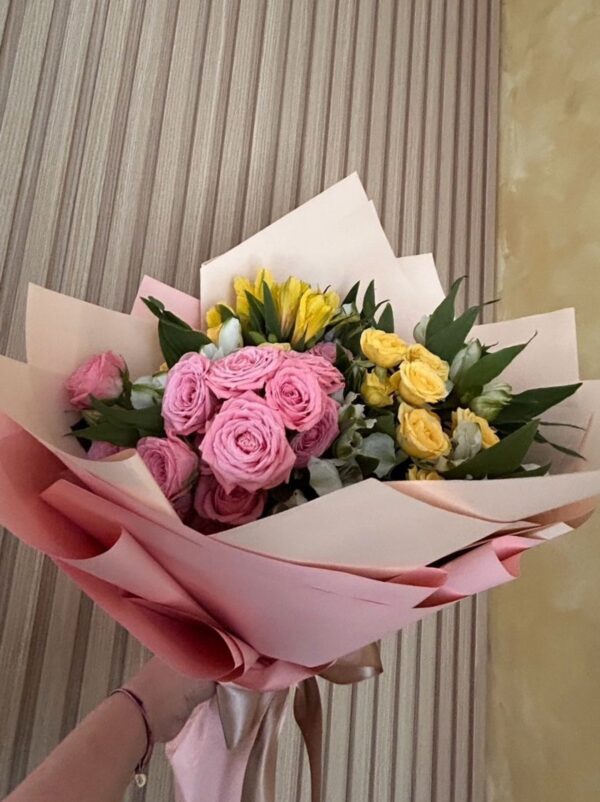 Buchet mix cu trandafiri roz și mini roze galbene