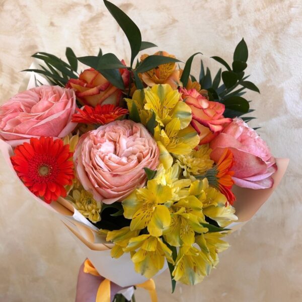 Buchet mixt cu alstroemeria galbenă și trandafiri