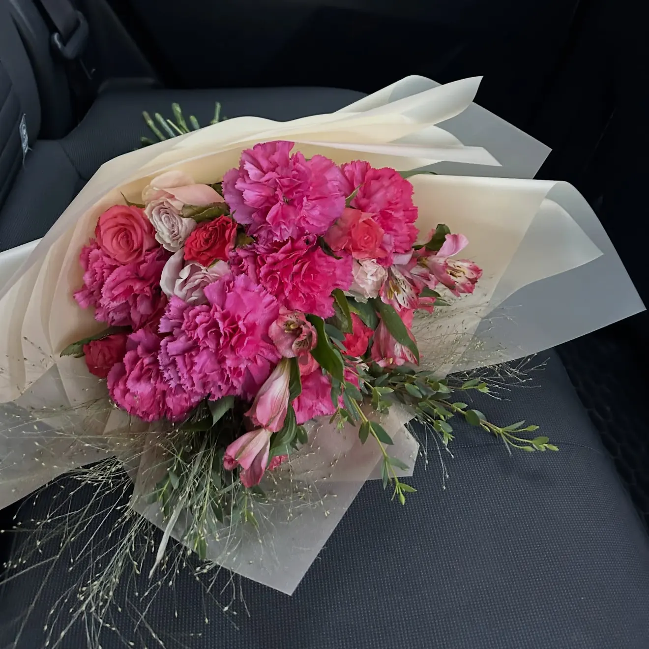Buchet vibrant cu garoafe și alstroemeria