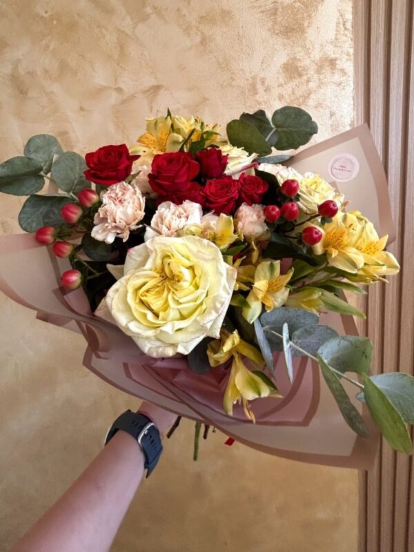 Mix floral vesel cu trandafir de grădină și alstroemeria