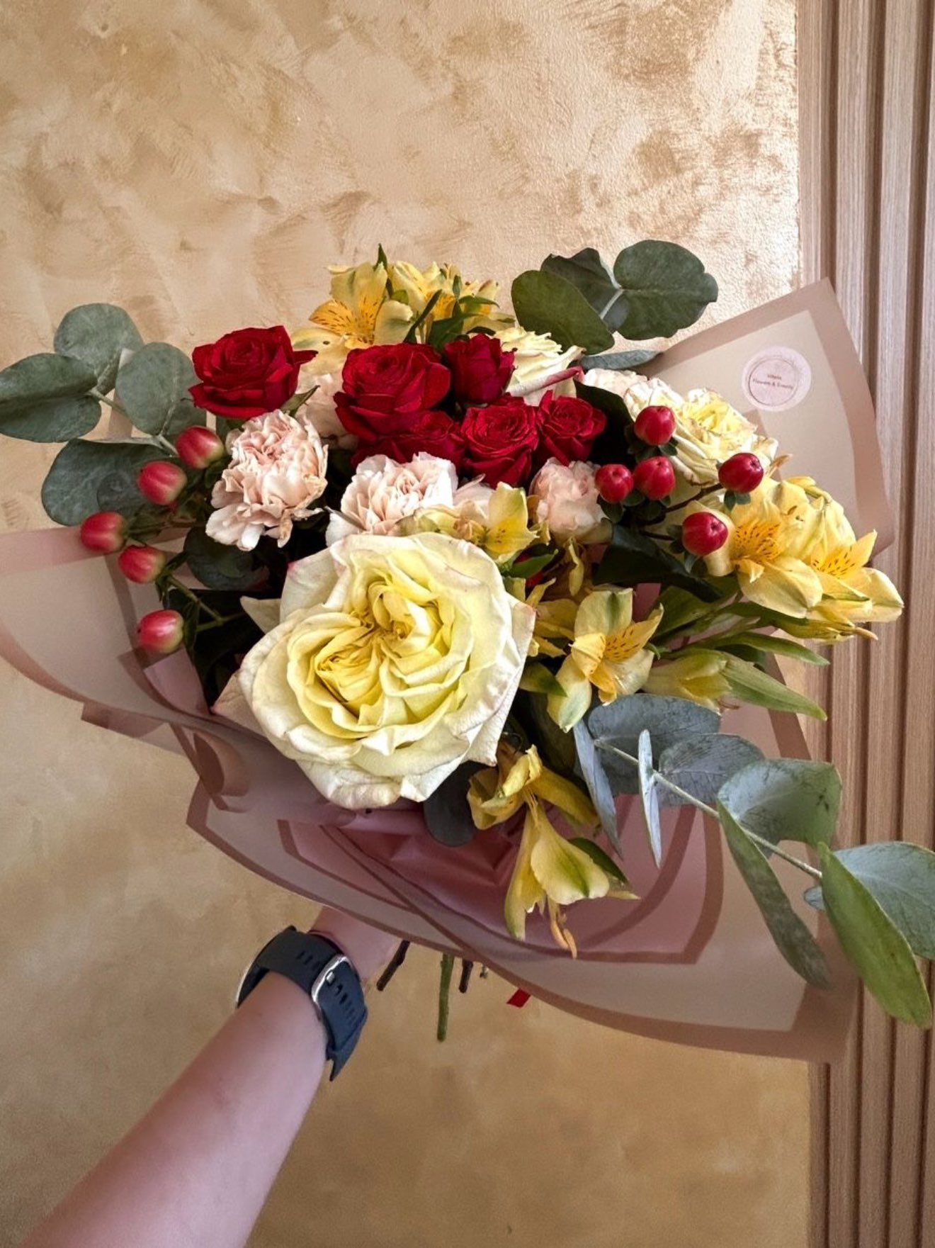 Mix floral vesel cu trandafir de grădină și alstroemeria