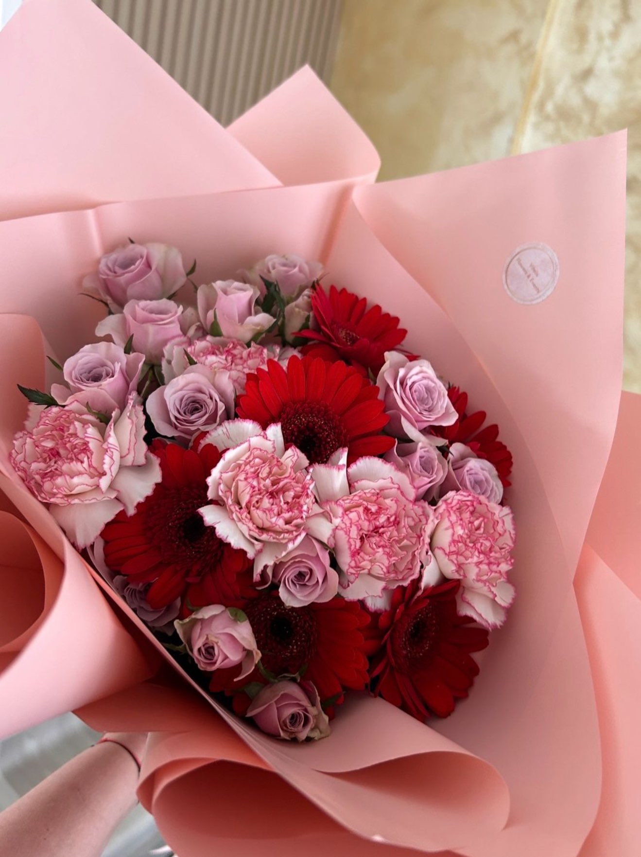 Mix floral vibrant cu gerbera și garoafe