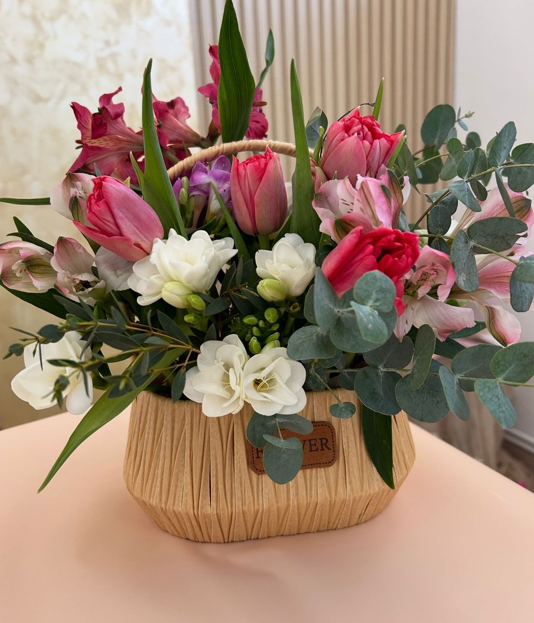 Aranjament floral delicat in cosulet - eleganta si prospetime