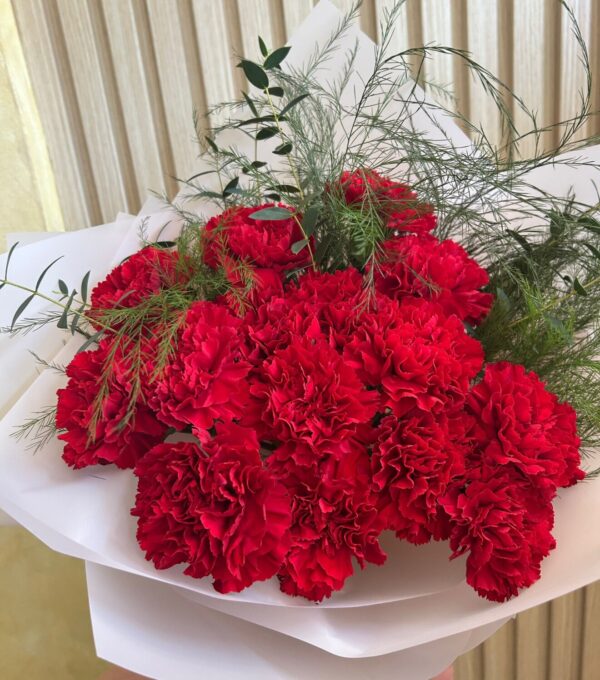 Buchet vibrant de garoafe - eleganta clasica si expresivitate