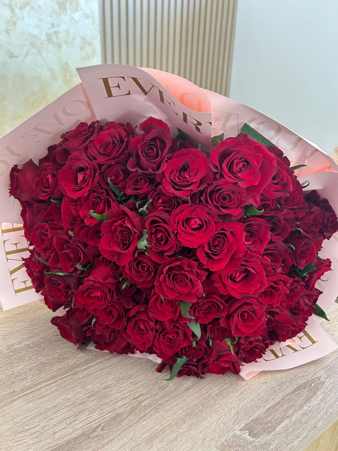 Buchet elegant de trandafiri rosii - expresia perfecta a iubirii