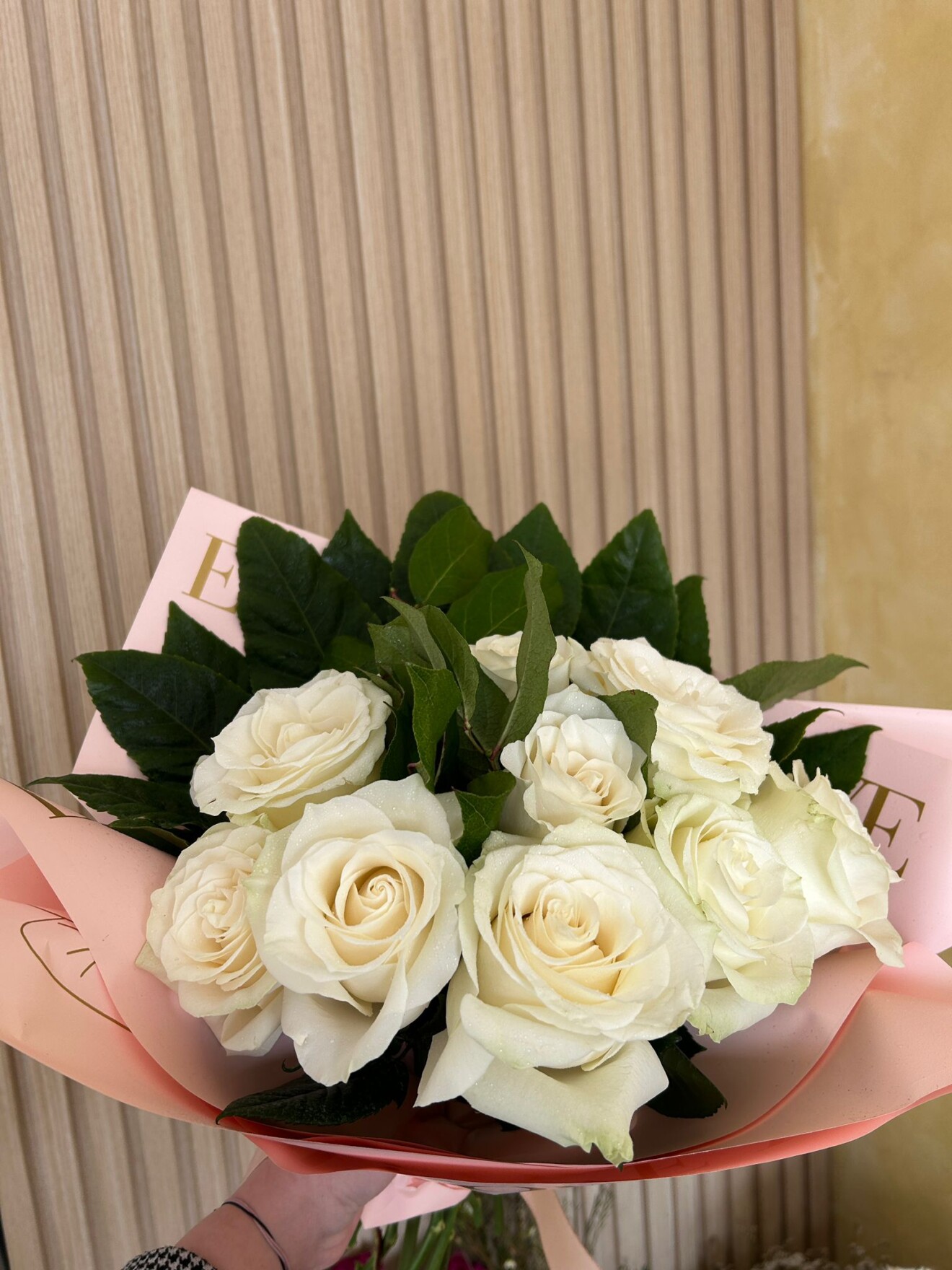 Buchet elegant cu trandafiri albi - puritate si rafinament