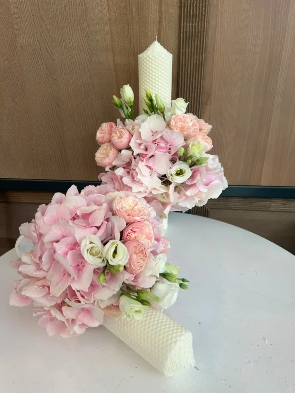 Lumânare de botez cu hortensii roz și eustoma